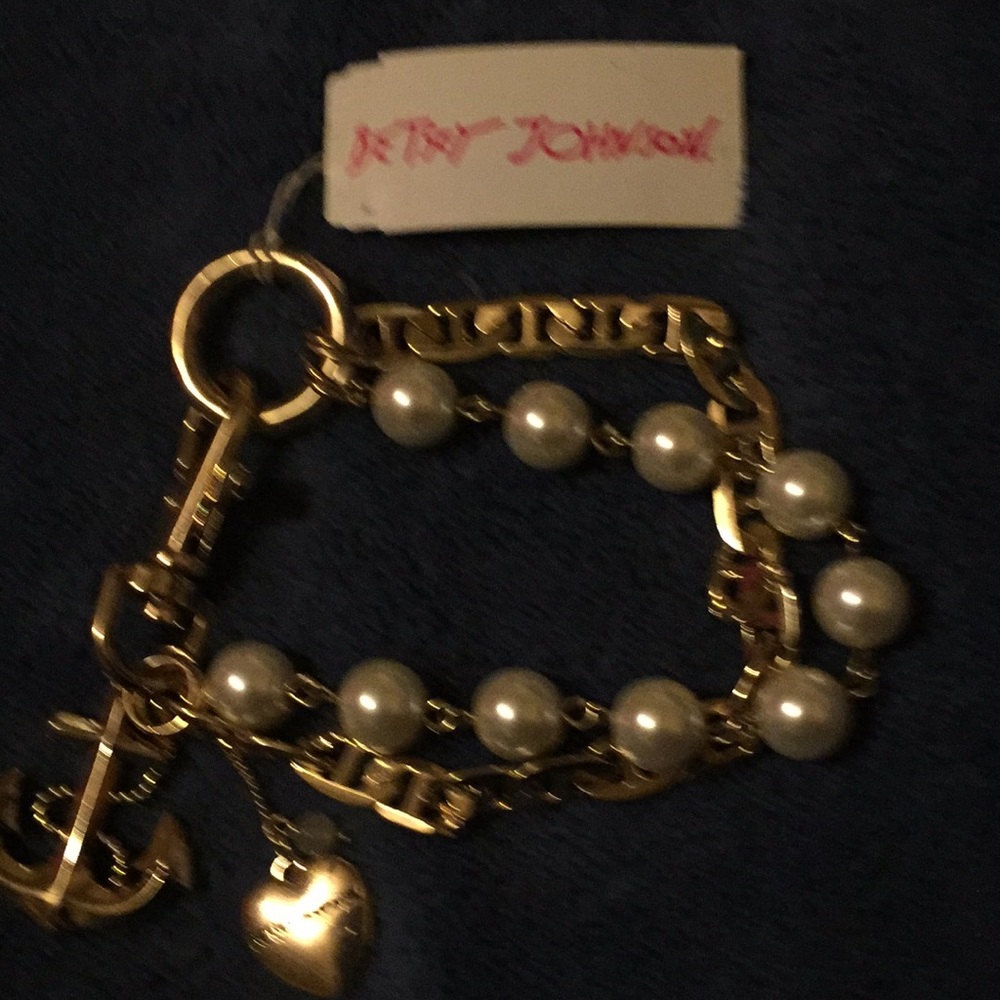 Pearl, gold, anchor and heart bracelet. Beauty